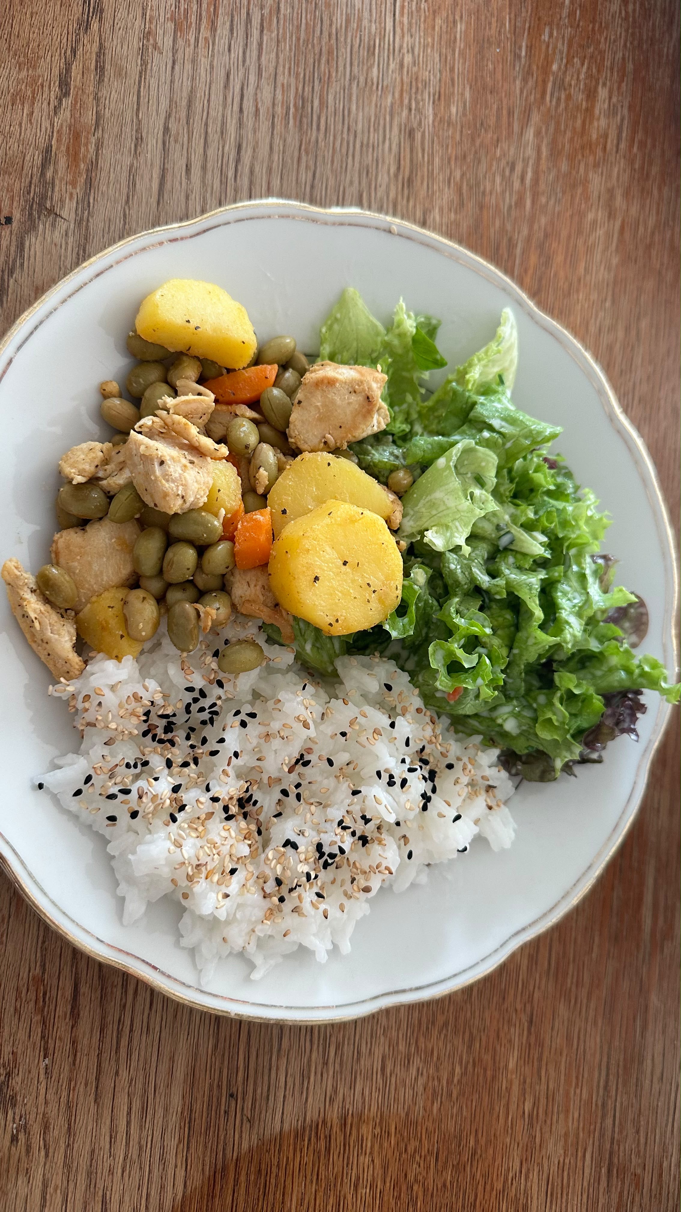 Herzhafte Bohnen-Hähnchen-Pfanne mit Reis