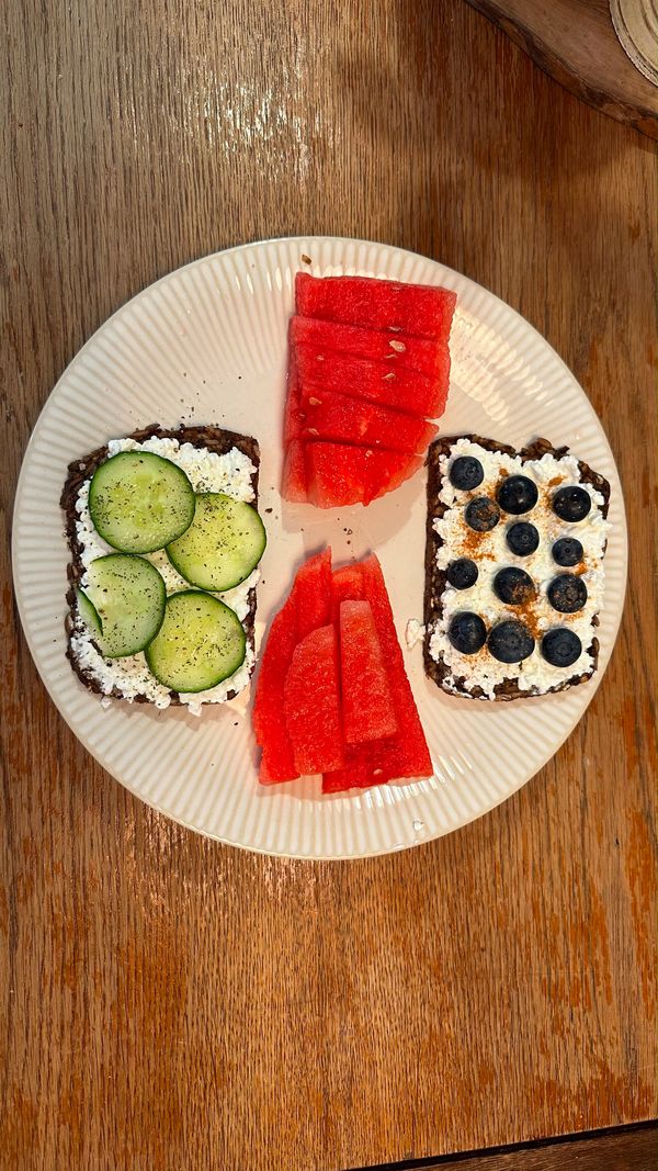 Leichtes Sommerfrühstück mit Melone, Originalfoto