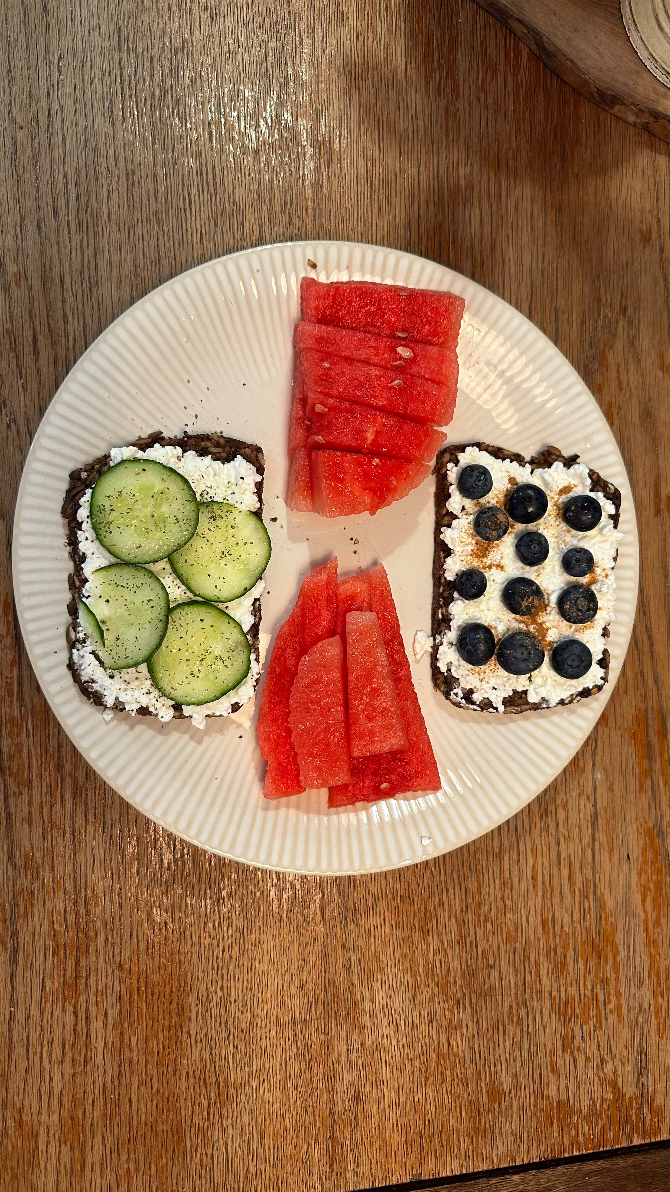 Leichtes Sommerfrühstück mit Melone
