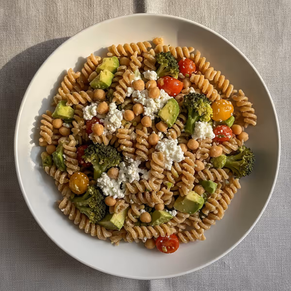 Vegetarische Pasta mit Kichererbsen, KI-generiertes Bild