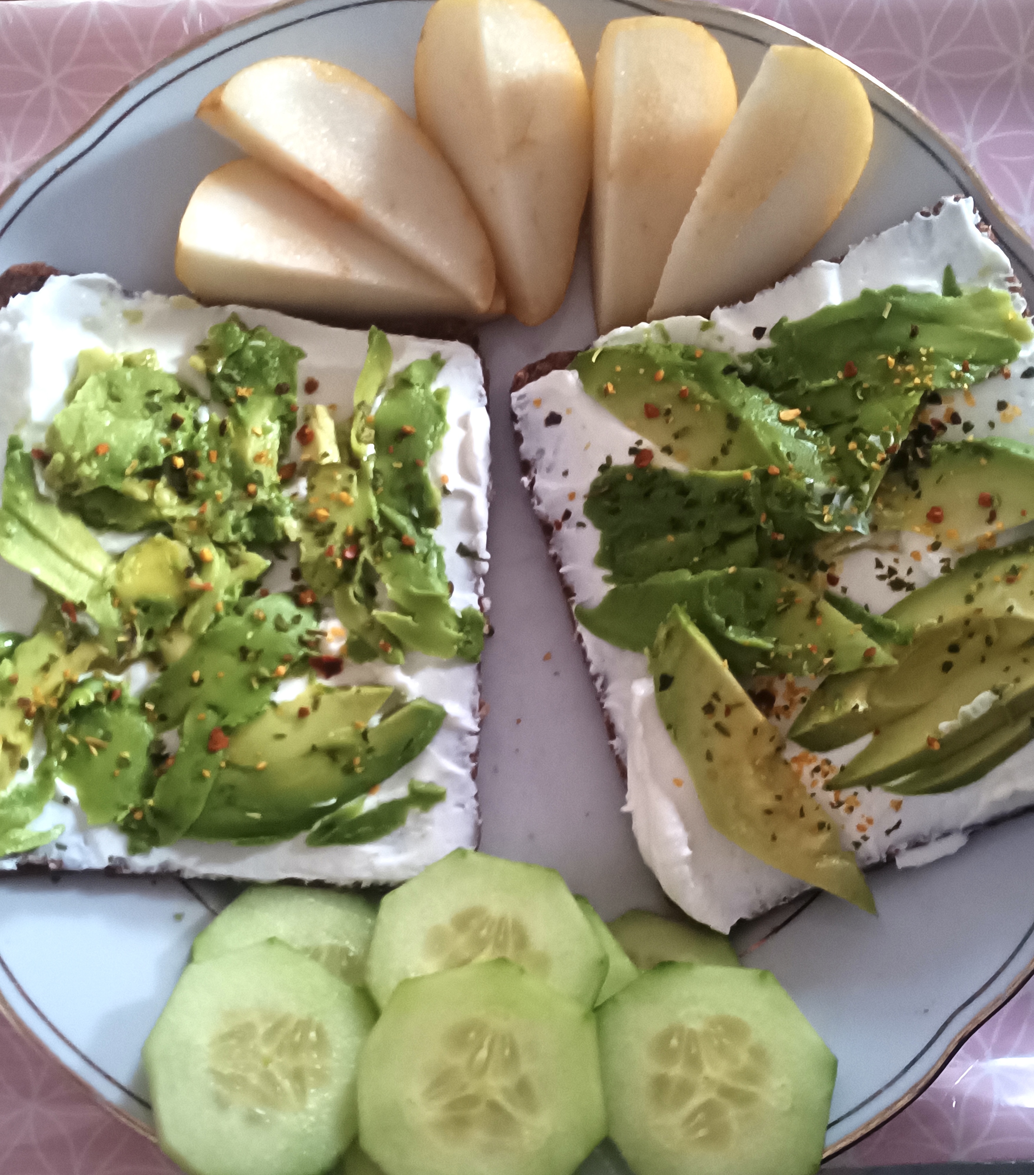 Vollkornbrot mit Quark und Avocado