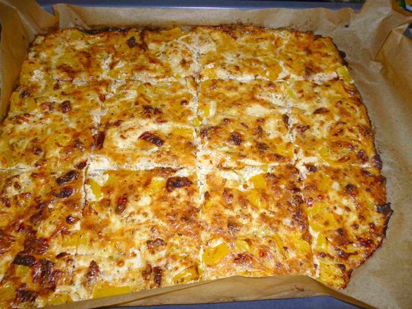 Low Carb Pizza mit körnigem Frischkäse