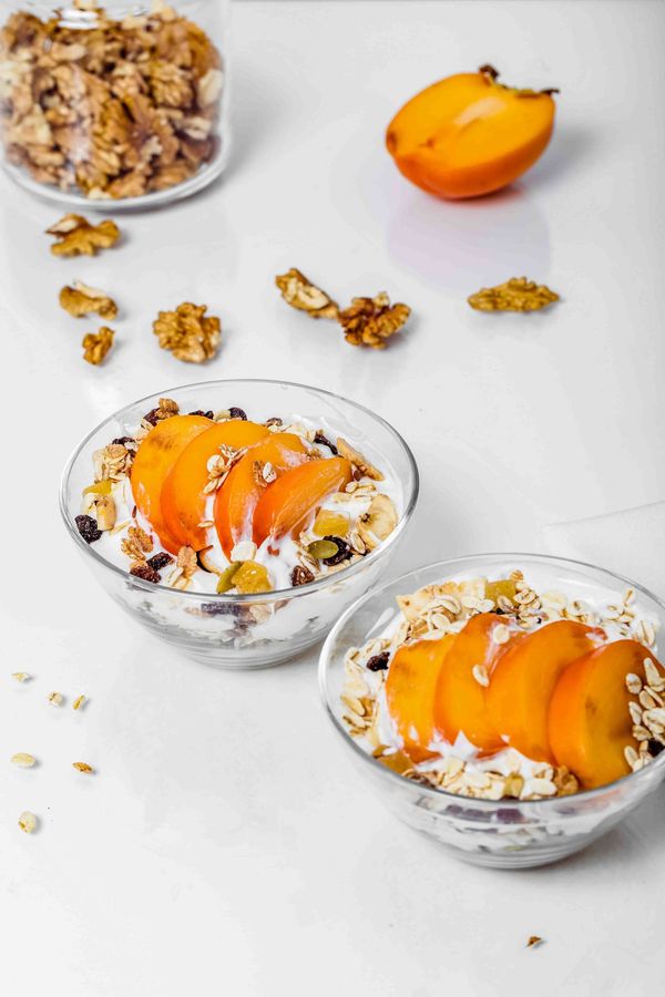 Proteinreiches Frühstück mit Quark, Beeren und Nüssen, fertig angerichtet