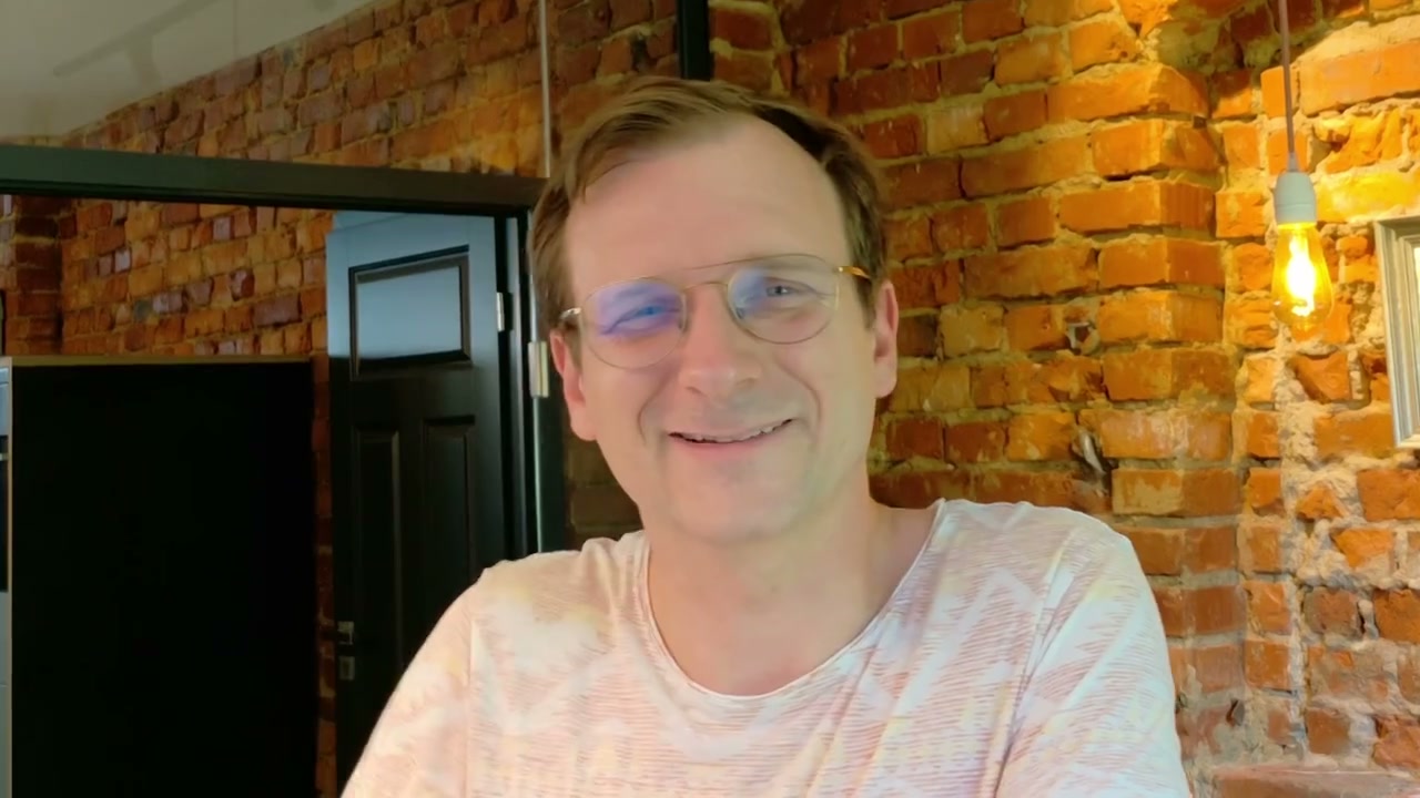 Arno Hoffrichter, Gründer von Mein Ernährungsberater, lächelt in seinem Büro in die Kamera